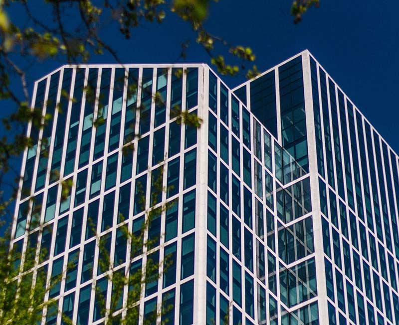 Importance of skilled glaziers in large-scale construction