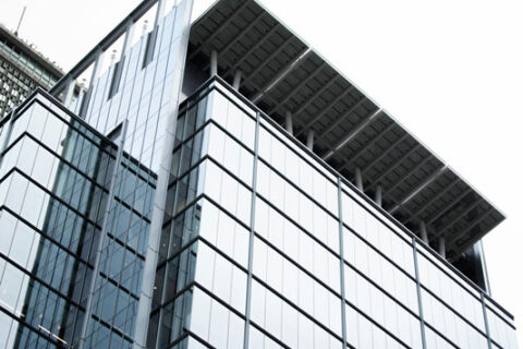 Benefits of hiring experienced commercial glaziers for skyscraper projects
