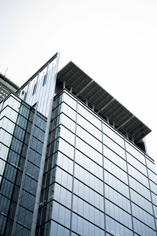 Benefits of hiring experienced commercial glaziers for skyscraper projects